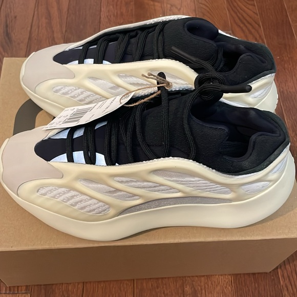 yeezy 700 v3 sz 5 - Picture 2 of 4